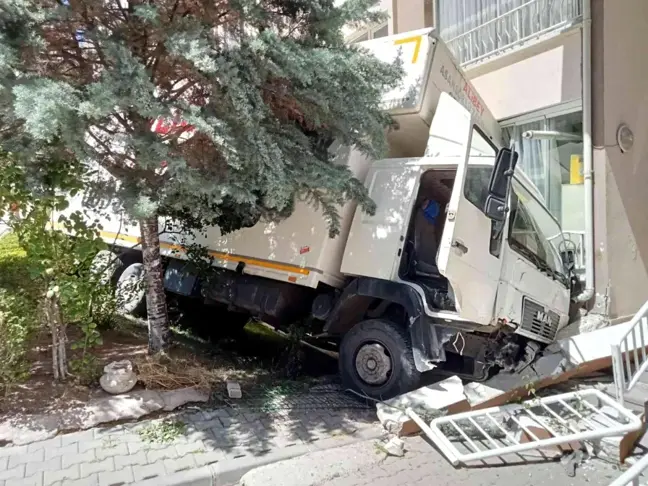 Son dakika haberi... Freni arızalanan nakliye kamyonunun bina boşluğuna düşme anı kamerada