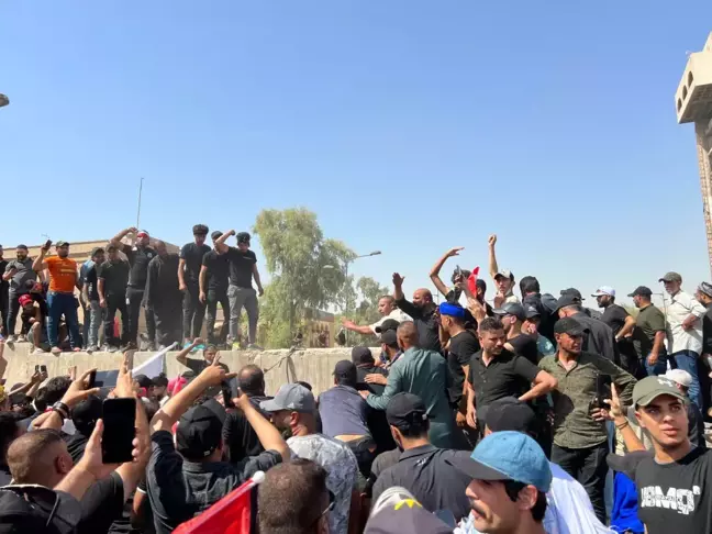 Bağdat'ta Sadr destekçileri Yeşil Bölge'yi basmaya çalışıyor