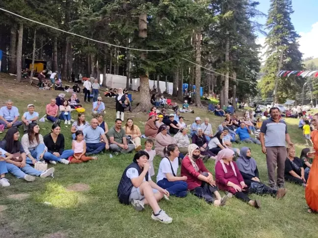 Yamaç paraşütçüsü festivalde piknikçilerin arasına inince yürekler ağza geldi