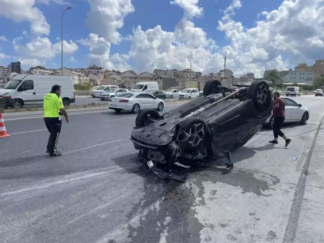 Son dakika haber: İstanbul'da iki aracın karıştığı trafik kazasında 3 kişi yaralandı