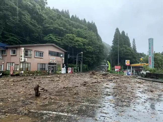 Japonya'da sel: Tren seferleri iptal edildi