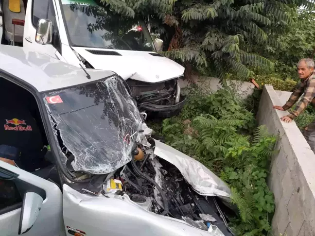 Son dakika haber! İşçi servisi ile otomobil kafa kafaya çarpıştı: 15 yaralı