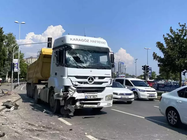 Kartal'da hafriyat kamyonu, scooter yüklü panelvan minibüse çarptı