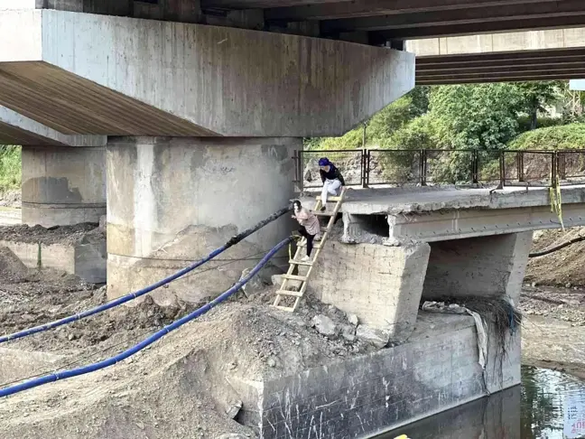 Yıkılan köprü köyü ikiye böldü, vatandaşlar karşıya geçebilmek için çile çekiyor