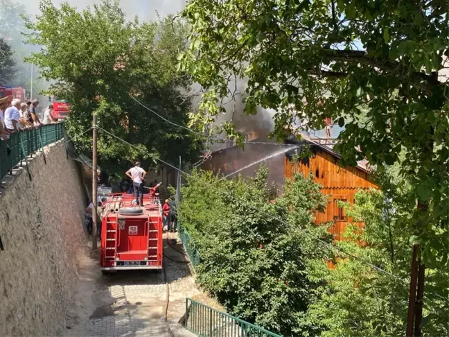 Son dakika haberleri... Kemaliye'de 5 kültürel varlık statüsündeki tarihi evde çıkan yangın söndürüldü