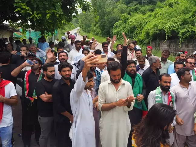 Eskişehir gündem haberi... Pakistan'da İmran Han'ın destekçileri, gözaltı ihtimaline karşı protesto düzenledi (2)