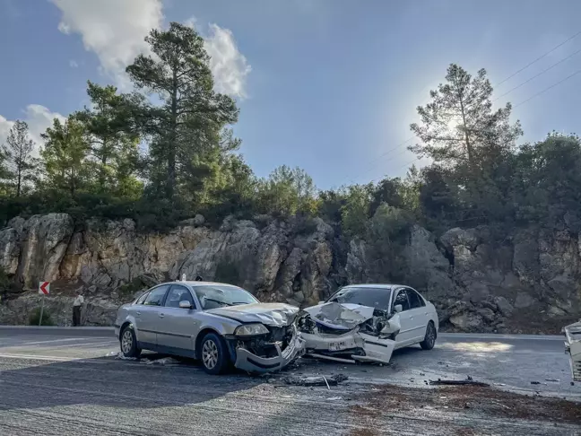 Son Dakika | İki otomobilin çarpıştığı kazada 6 kişi yaralandı