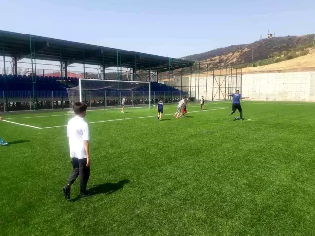 Kur'an kursu öğrencileri, halı sahada forma terletti