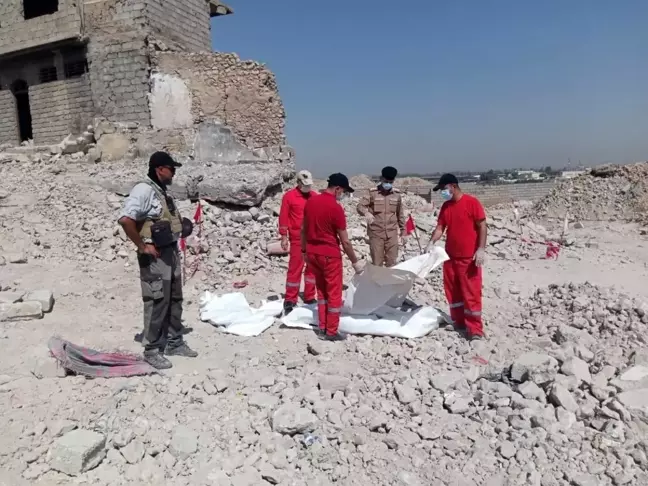 Irak'ın Musul kentinde, 5 yıl sonra enkaz altından insan kalıntıları çıkarıldı
