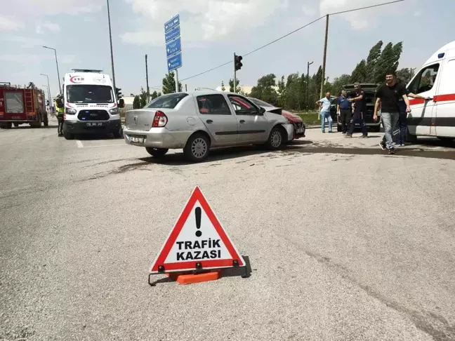 Son dakika haberleri... Sivas'ta otomobiller çarpıştı: 2 yaralı