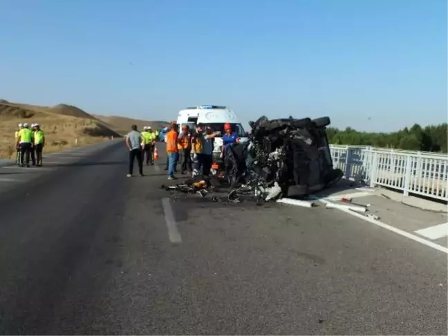 Otomobil köprü bariyerine çarptı: 3 ölü, 1 yaralı