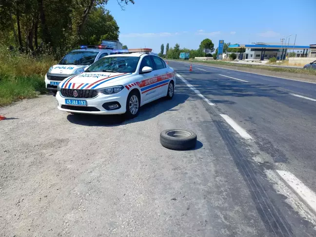 Son dakika haber! Manisa'da otomobilden fırlayan lastiğin isabet ettiği polis memuru yaralandı