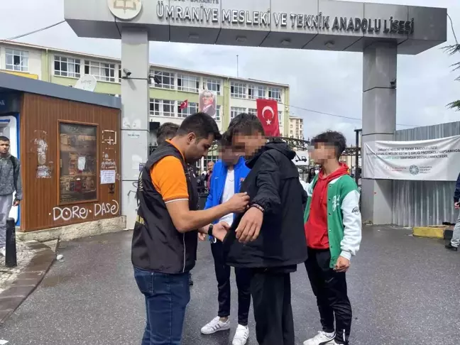 Ümraniye'de okulların önünde sıkı denetim