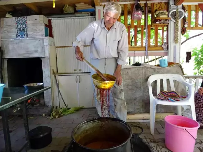 Kütahya haber... Kütahya Hisarcık'ta eski usulle üzüm pekmezi yapımı