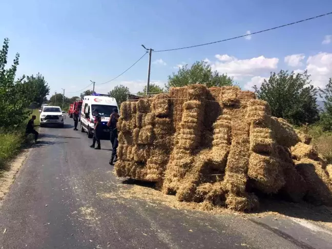 Son dakika haberleri... Seyir halindeki saman kamyonu devrildi, sürücüyü itfaiye kurtardı