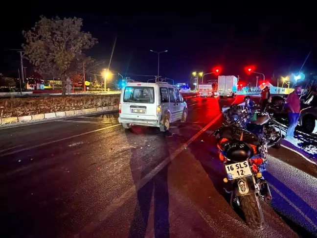 Hızını alamayan motosiklet kırmızı ışıkta bekleyen araca arkadan çarptı