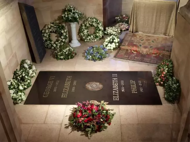 Buckingham Sarayı, Kraliçe II. Elizabeth'in mezar taşını paylaştı