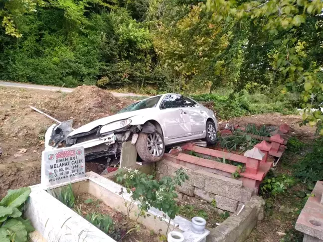 Şoförü neye uğradığını şaşırdı, yoldan çıkan otomobil mezarlığa saplandı
