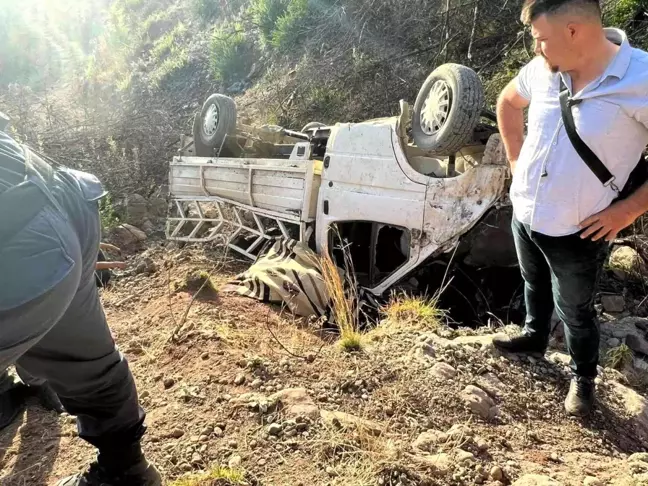 Son dakika haber... Kamyonet şarampole yuvarlandı, sürücü feci şekilde hayatını kaybetti