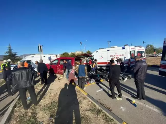 Isparta gündem haberi | Isparta'da ambulans ile hafif ticari araç çarpıştı: 1 ölü, 6 yaralı