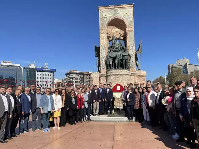 İYİ Parti İstanbul İl Başkanlığı Taksim Cumhuriyet Anıtı'na çelenk bıraktı