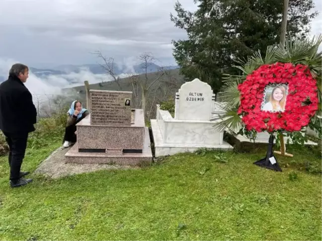 Evinin önünde öldürülen Ceren Özdemir için mezarı başında anma