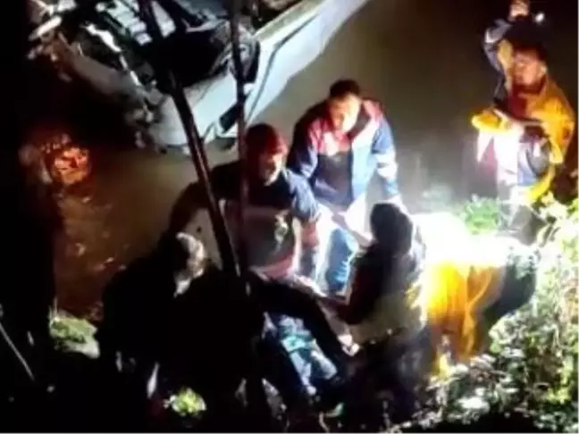 Yağmurda kontrolünü kaybettiği otomobili ile Ağasar Deresi'ne uçtu: 1 yaralı