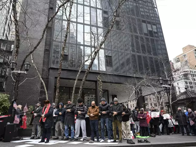 İsveç'te Kur'an-ı Kerim'in yakılması New York'ta protesto edildi