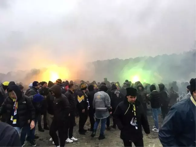 Fenerbahçeli taraftarlar TFF'yi protesto için Riva'ya akın etti