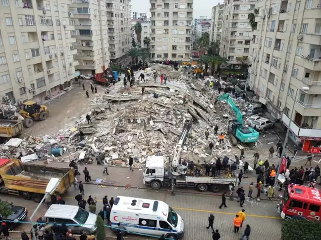 Son Dakika! 7.7 ve 7.6'lık depremlerde hayatını kaybedenlerin sayısı 1541'e yükseldi