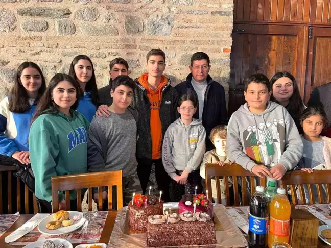 Nazilli'de 'Yeniden doğduk' diyen depremzede çocuklara pasta sürprizi