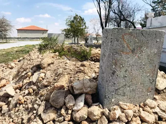 Annesinin öldürdüğü 3 yaşındaki çocuğun babası ve kardeşlerinden mezarına ziyaret