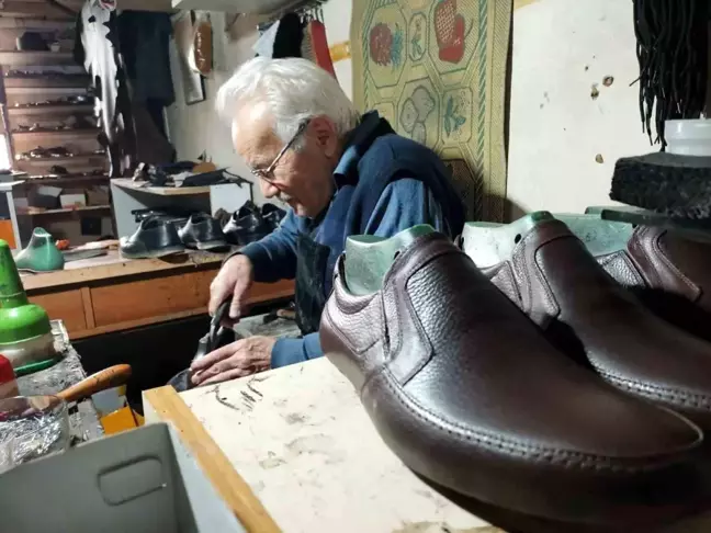 Bolu'da 79 yaşındaki ustanın 70 yıllık meslek aşkı