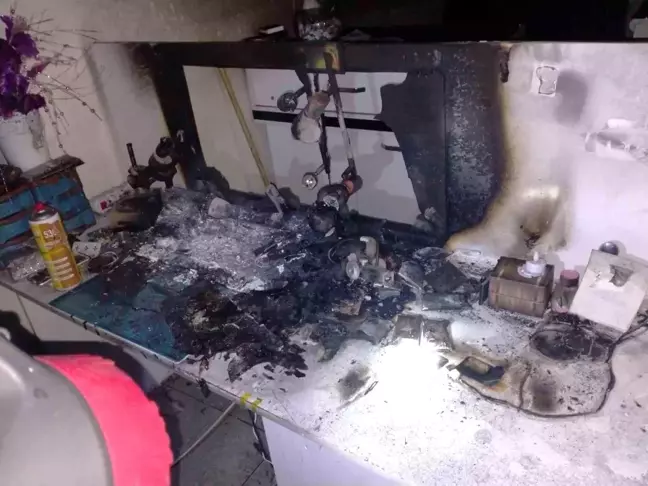 Siirt'te bir iş yerinde çıkan yangında elektronik eşya ve cep telefonları kül oldu