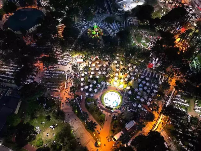 Menemenlilere Kadir Gecesi'nde dev iftar sofrası