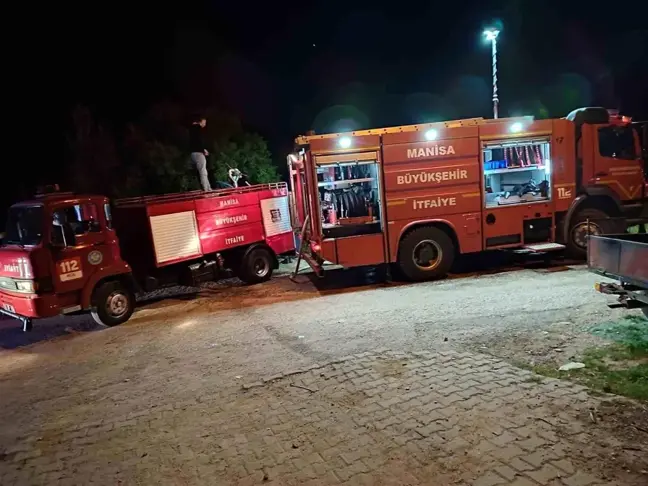 Manisa'da bacadan çıkan yangında ev alevlere teslim oldu