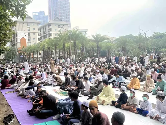 Tayland'da bayram namazına yoğun ilgi