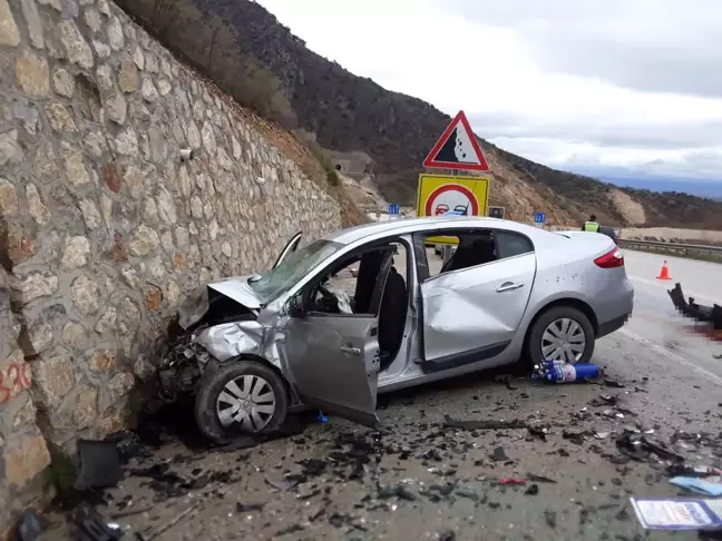 Otomobil ile hafif ticari araç çarpıştı: 3 ölü, 2 yaralı