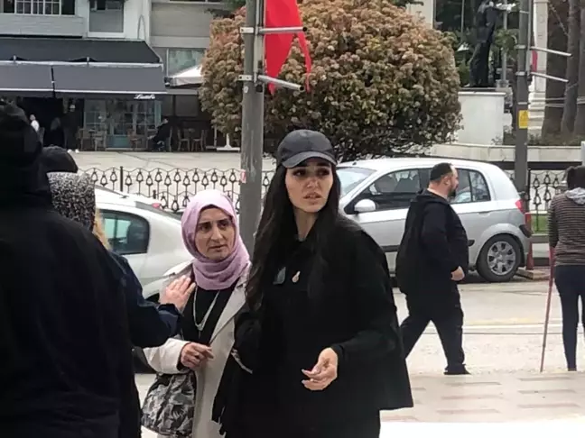 Ünlü oyuncu Hande Erçel Bandırma'da dedesinin cenazesine katıldı