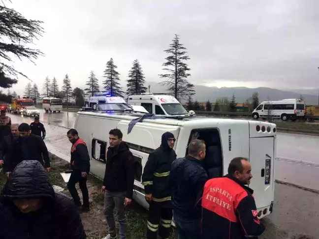 Isparta'da servis aracı devrildi: 17 yaralı