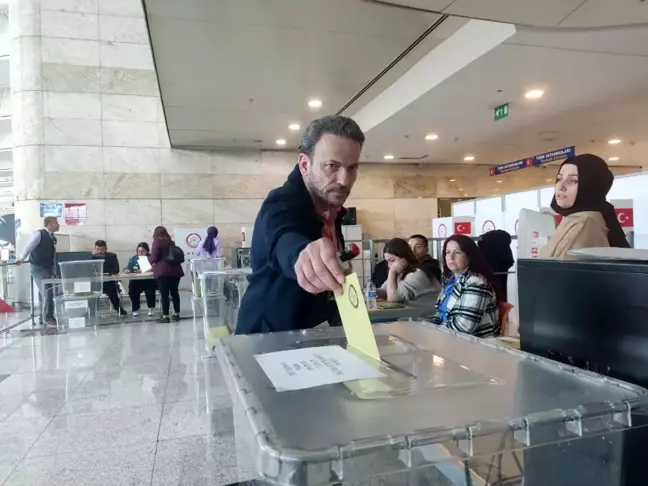 Ankara Esenboğa Havalimanı'nda oy verme işlemi devam ediyor