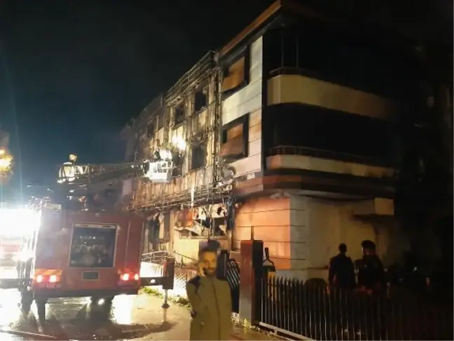 Samsun'da Yangın: Restoran, Daire ve Otomobil Kullanılamaz Hale Geldi