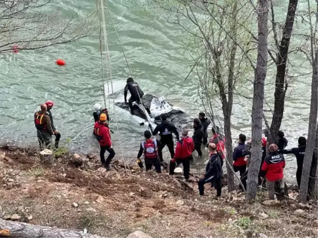 Tunceli'de kayıp gençlerin bulunamadığı otomobil sudan çıkarıldı
