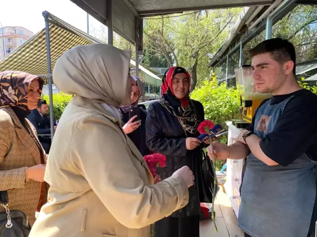 AK Parti Vekil Adayı Tuğba Işık Ercan, Sancaktepe'de karanfil dağıttı