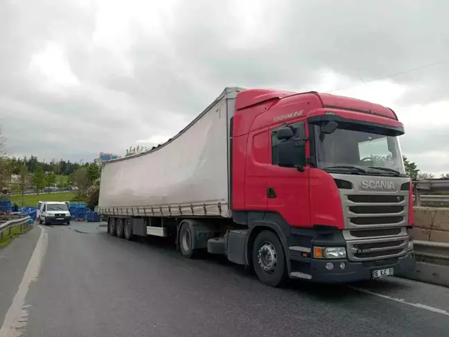 Tır'ın dorse kapağı açıldı onlarca su damacanadaki yola döküldü