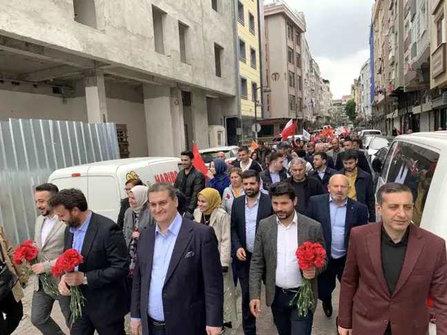 Zeytinburnu'nda gerçekleştirilen sevgi yürüyüşüne vatandaşlardan yoğun ilgi