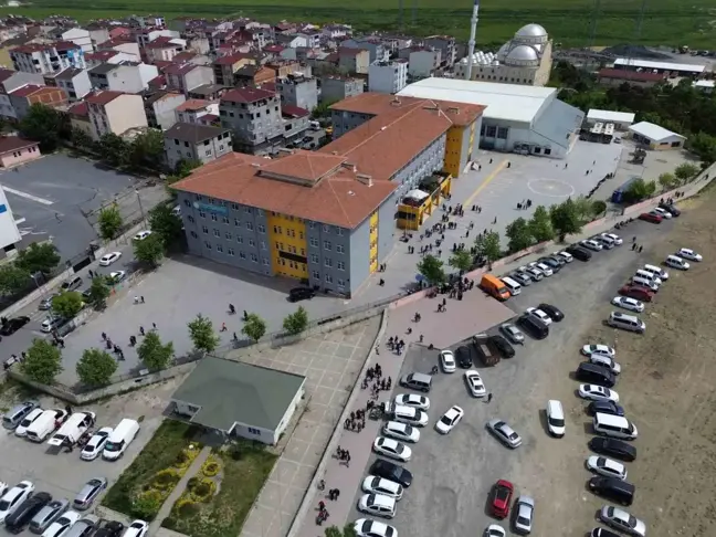 Avcılar'da 19 bin seçmen kayıtlı okulda yoğunluk oluştu