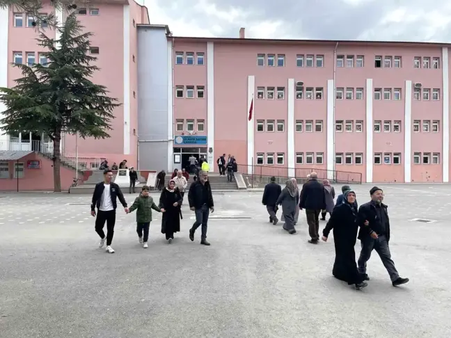 Çankırı'da vatandaşlar oy kullanmak için okulların yolunu tuttu