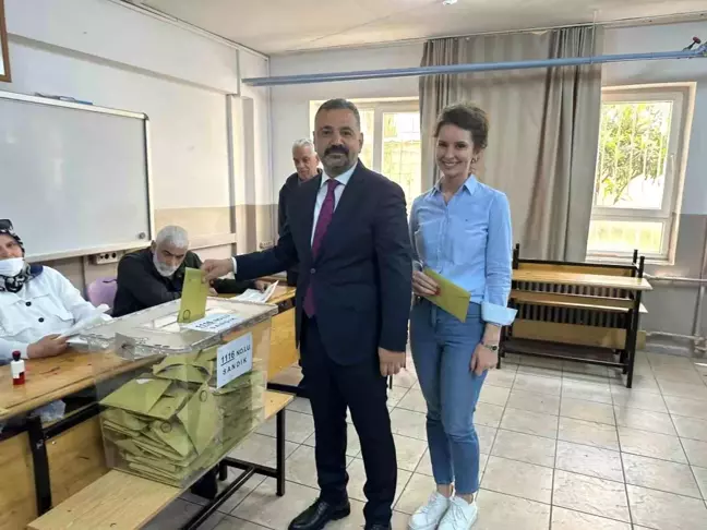 CHP İzmir İl Başkanı Aslanoğlu oyunu kullandı