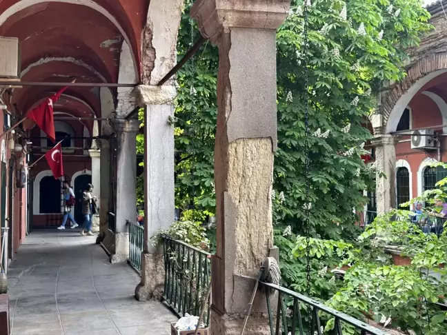 Kapalıçarşı'nın son hakkakı zamana direniyor